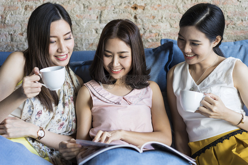 女孩们喝下午茶看杂志图片