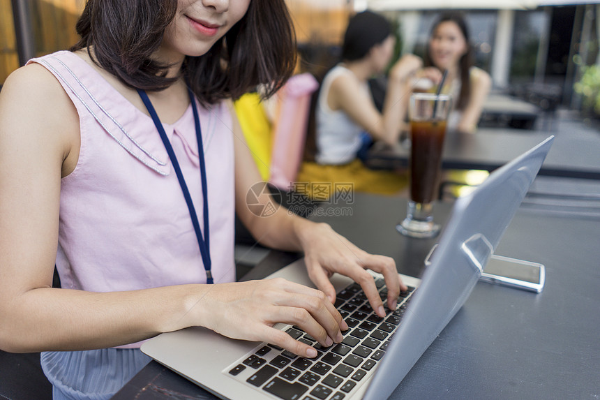 在咖啡店喝下午茶的女人图片