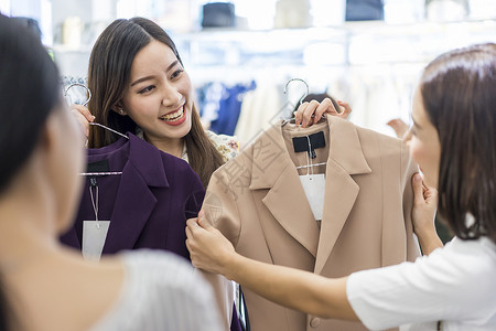 选服装的女性图片