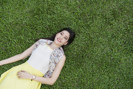 草地躺着漂亮的女人图片