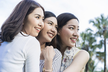 在市中心逛街的女人图片