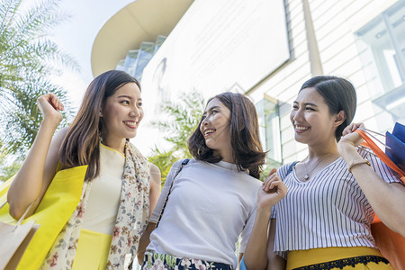 女孩户外购物图片