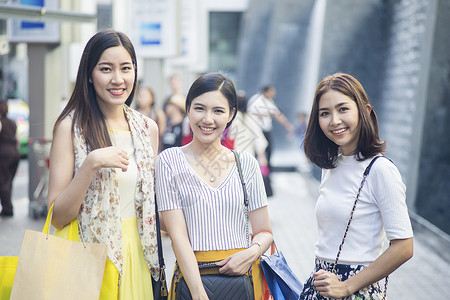 在商场购物的年轻女子图片