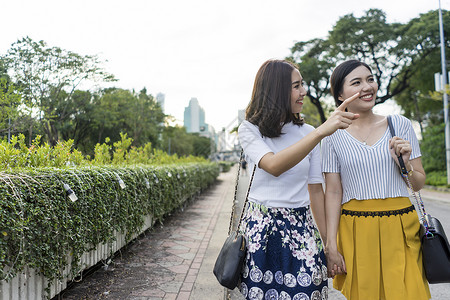 闺蜜一起出门逛街游玩图片