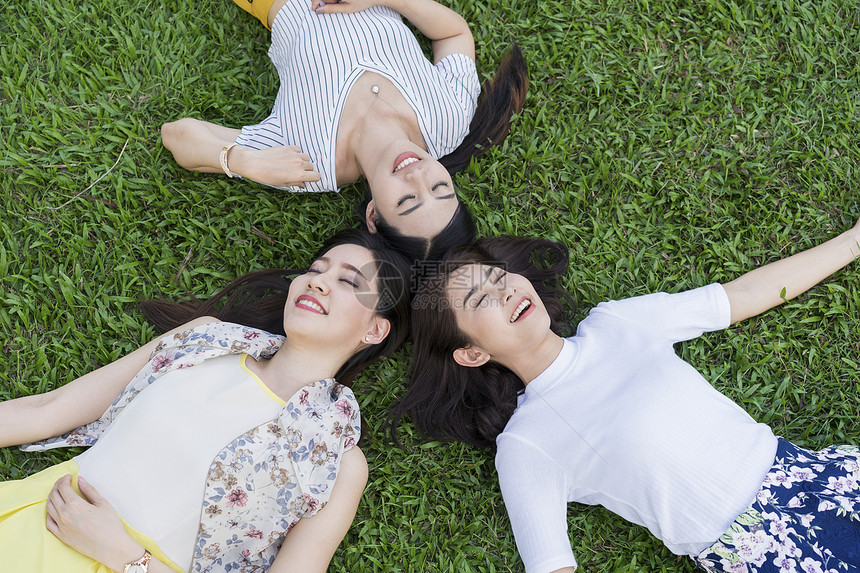 年轻女性躺在草坪上
图片