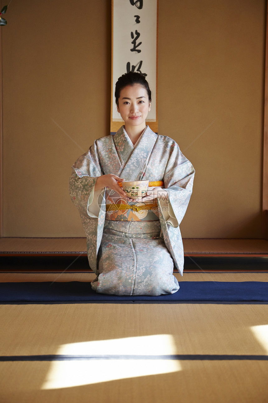 首席二十多岁日本人享受茶道的妇女图片