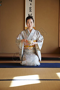 首席二十多岁日本人享受茶道的妇女图片