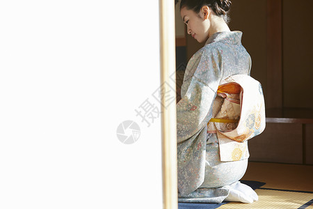 抹茶太阳光30多岁享受茶道的妇女图片