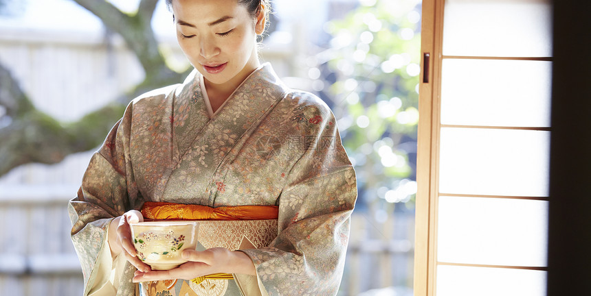 茶会日本风格和风享受茶道的妇女图片