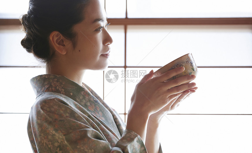 茶点抹茶和服享受茶道的妇女图片