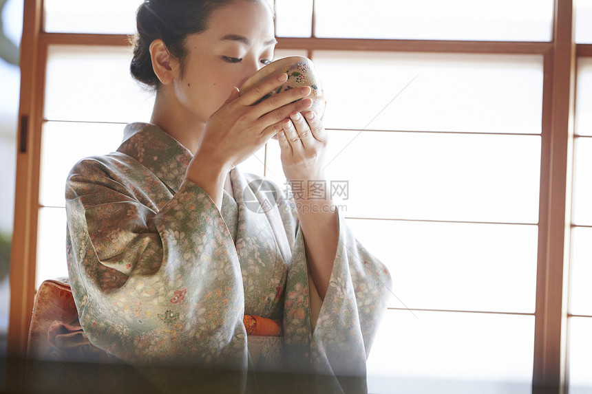 壮年茶点女享受茶道的妇女图片