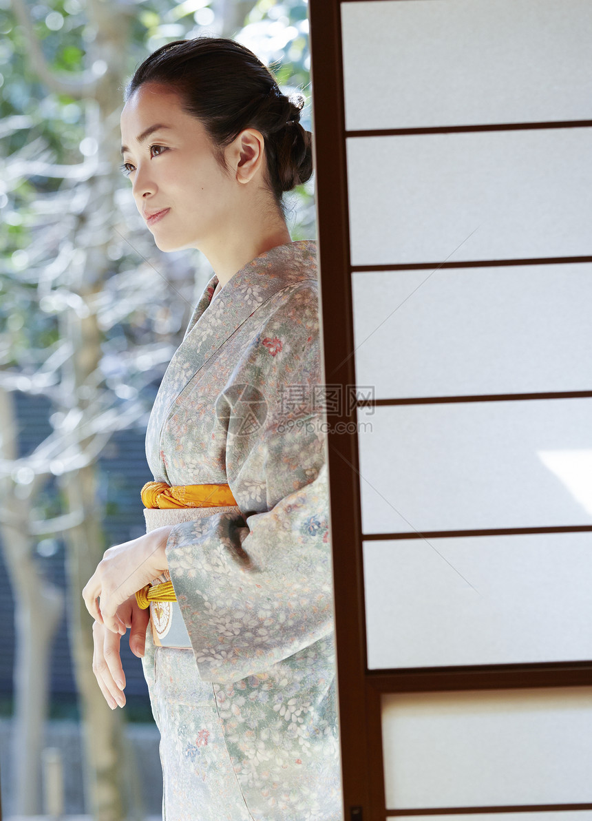 女生日本风格亚洲人享受茶道的妇女图片