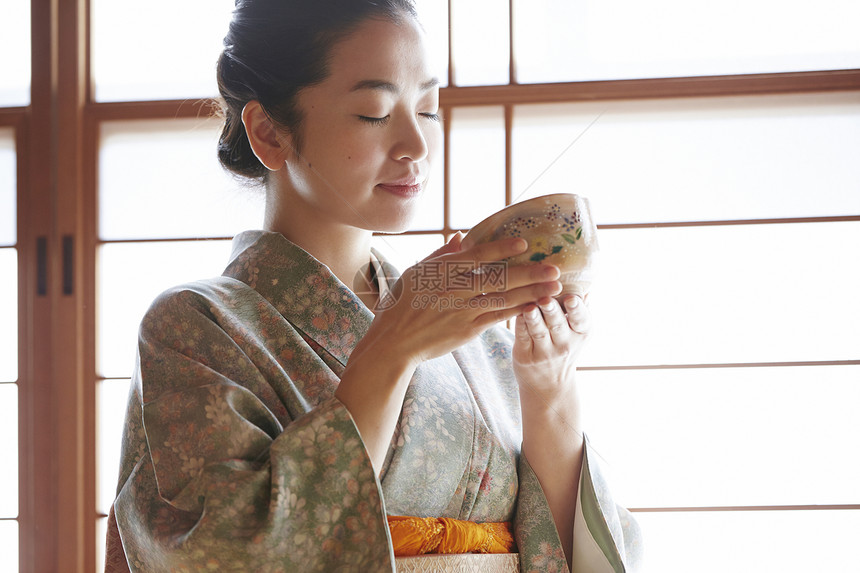 首席日本人亚洲享受茶道的妇女图片