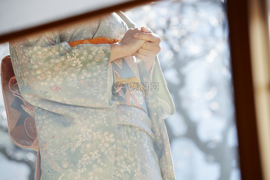 女人日式20多岁享受茶道的妇女图片