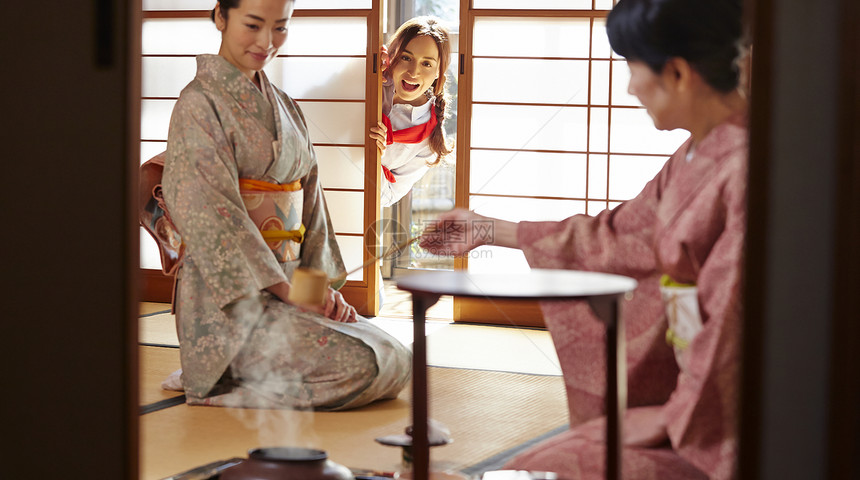 女士们和室干净外国游客参观茶道图片