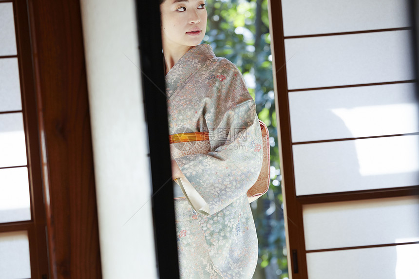 穿着日式服装的年轻女性图片