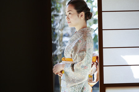 穿着日式服装的年轻女性图片