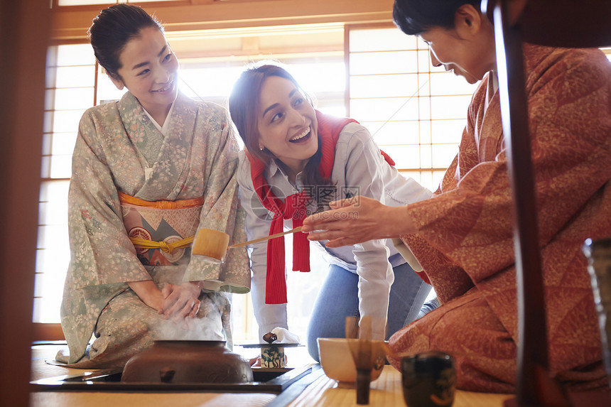 日式茶屋参观日式茶道的外国游客图片