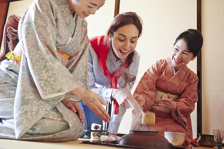 日式茶屋参观体验茶道的外国游客图片