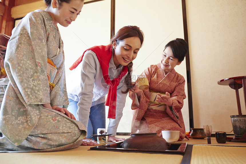 日式茶屋参观体验茶道的外国游客图片