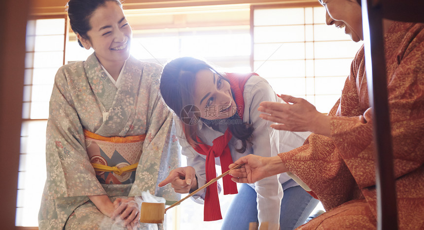 日式茶屋参观体验茶道的外国游客图片