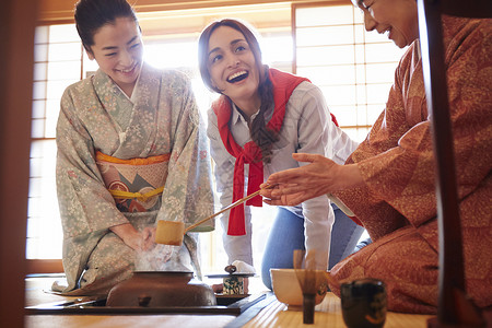 招待抹茶日式外国游客参观茶道图片