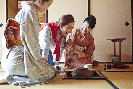 和室好客女孩外国游客参观茶道图片