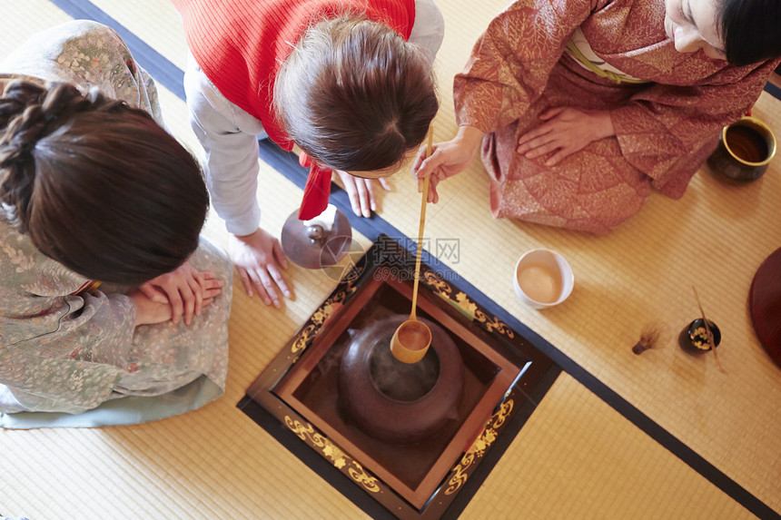 茶点工具茶室外国游客参观茶道图片