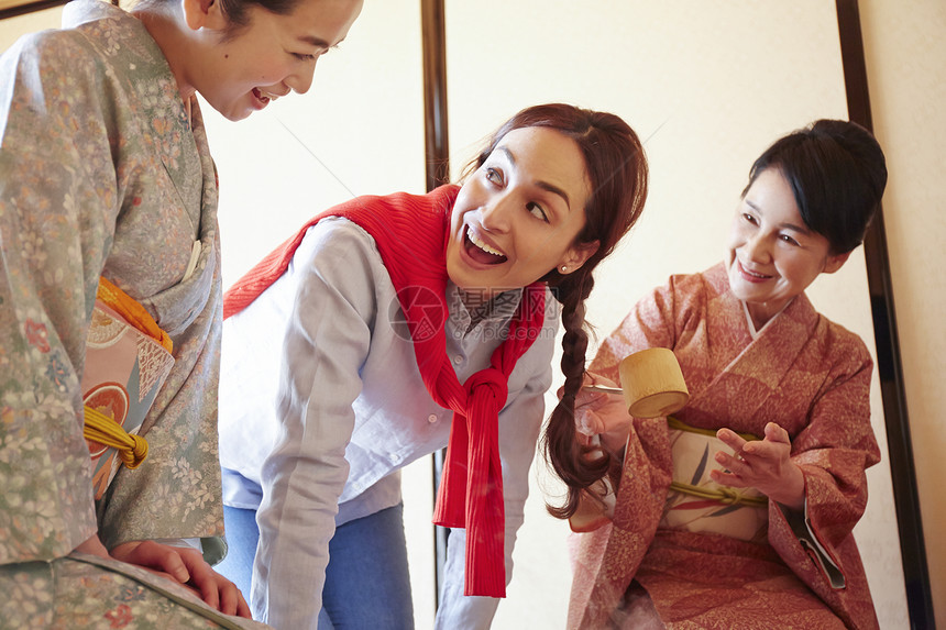 亚洲日式房间茶会外国游客参观茶道图片