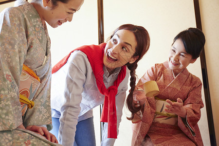 亚洲日式房间茶会外国游客参观茶道图片