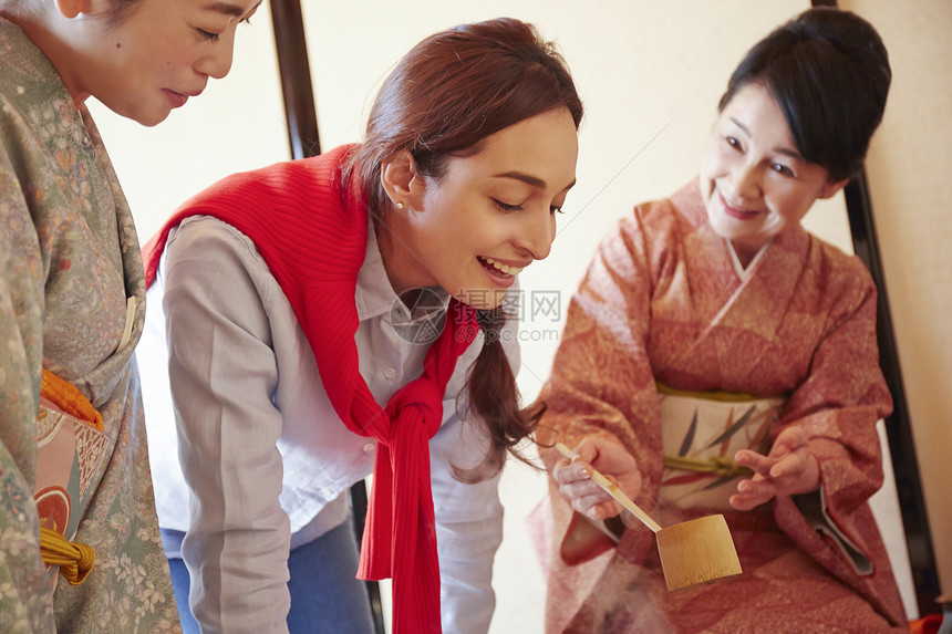茶会榻榻米女人外国游客参观茶道图片