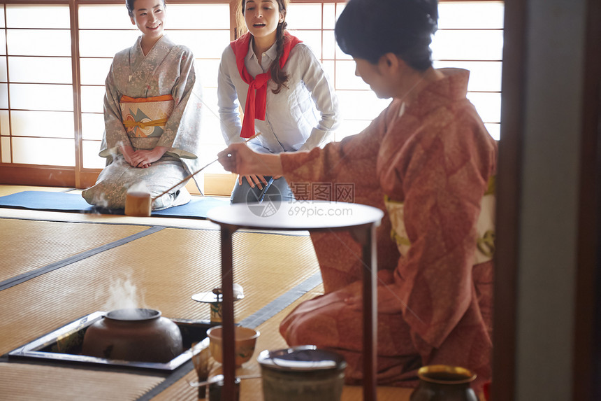 人物穿着和服茶拂外国游客参观茶道图片