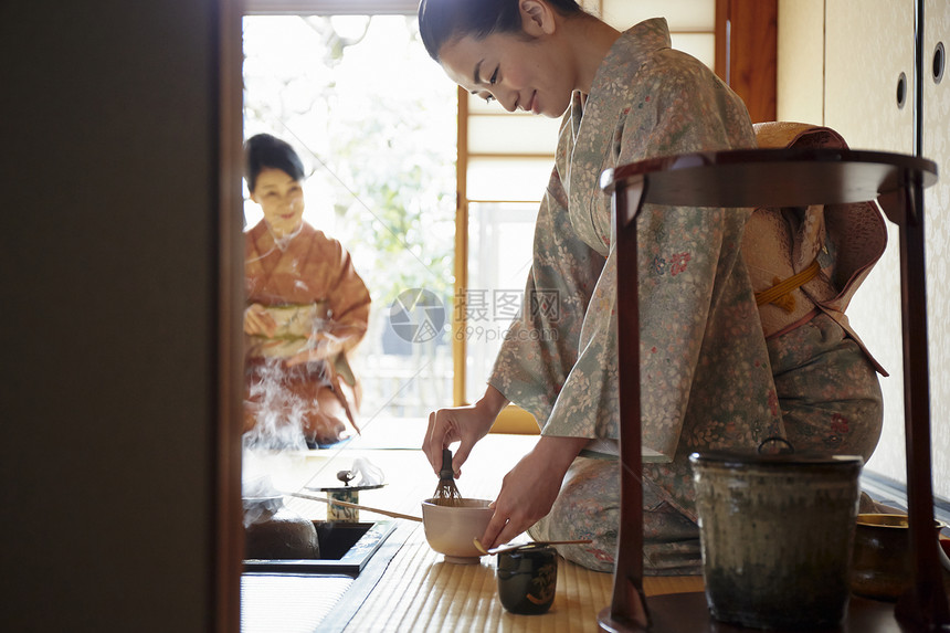 穿着和服的女人在茶艺表演图片