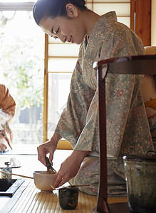 女人穿和服学习茶道图片