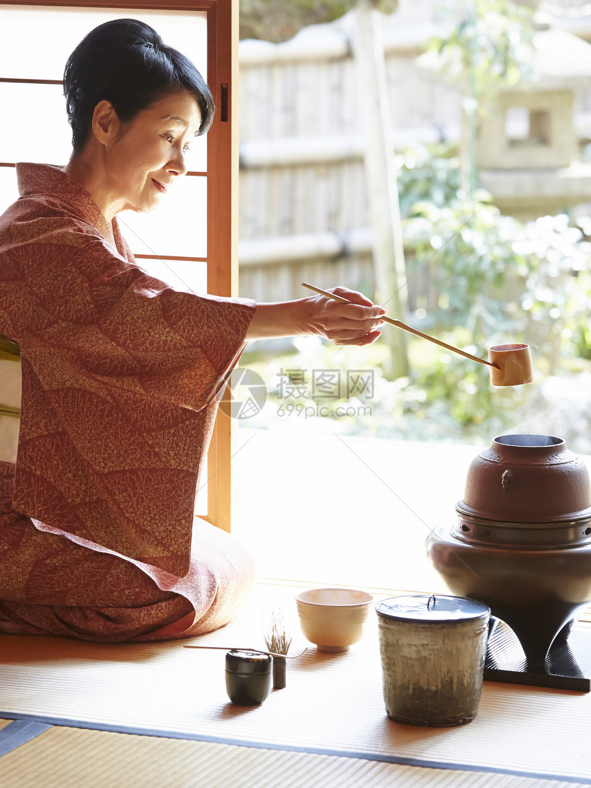 享受茶道的妇女图片