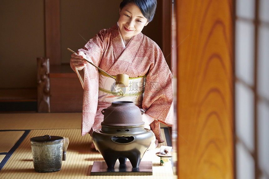 享受茶道的妇女图片