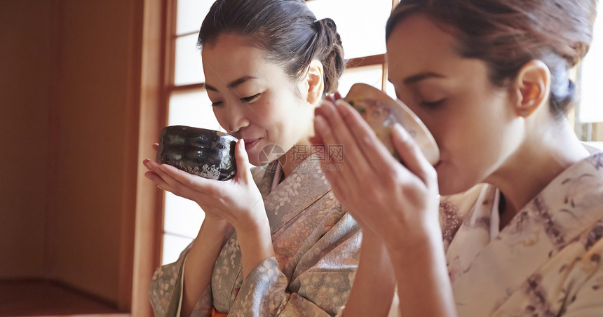 穿和服体验茶道的两名年轻女性图片