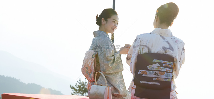 穿和服体验茶道的两名年轻女性图片