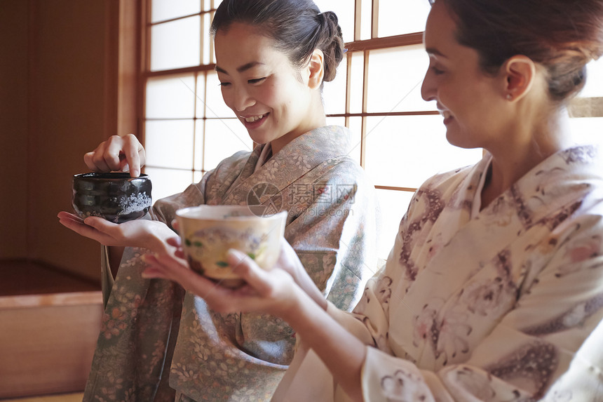 穿和服体验茶道的两名年轻女性图片