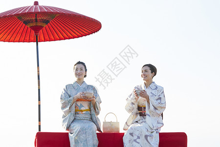 穿和服捧着绿茶的外国女人图片