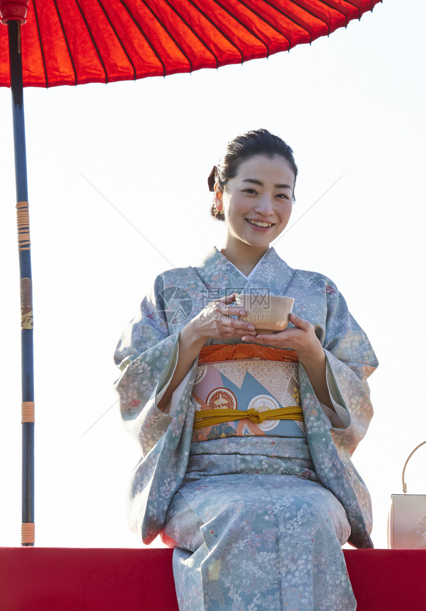 穿和服捧着绿茶的外国女人图片