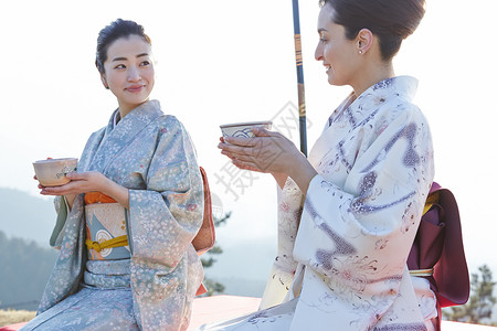 穿着和服爱好茶具的女人和外国女人图片