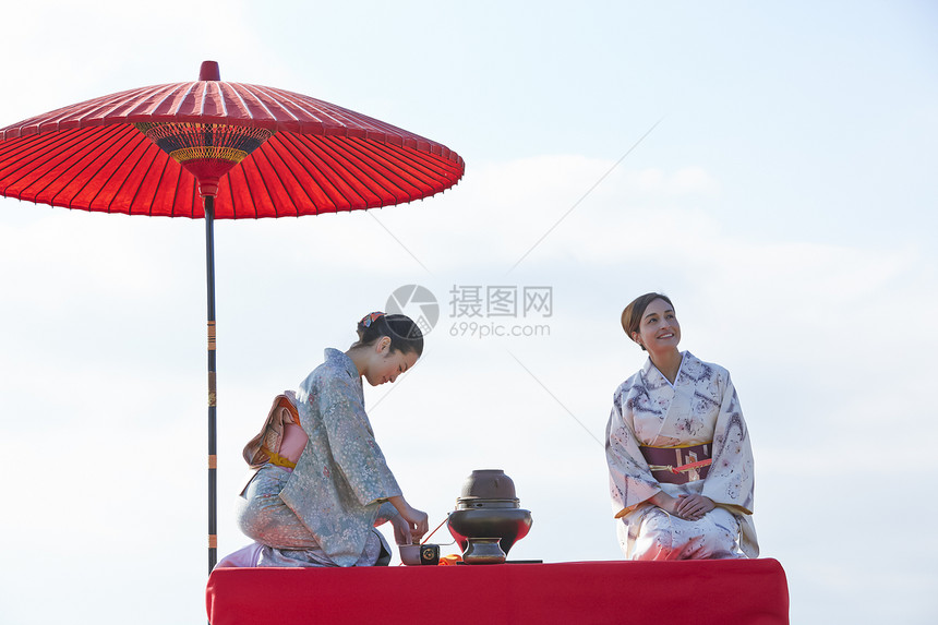 穿着和服爱好茶具的女人和外国女人图片