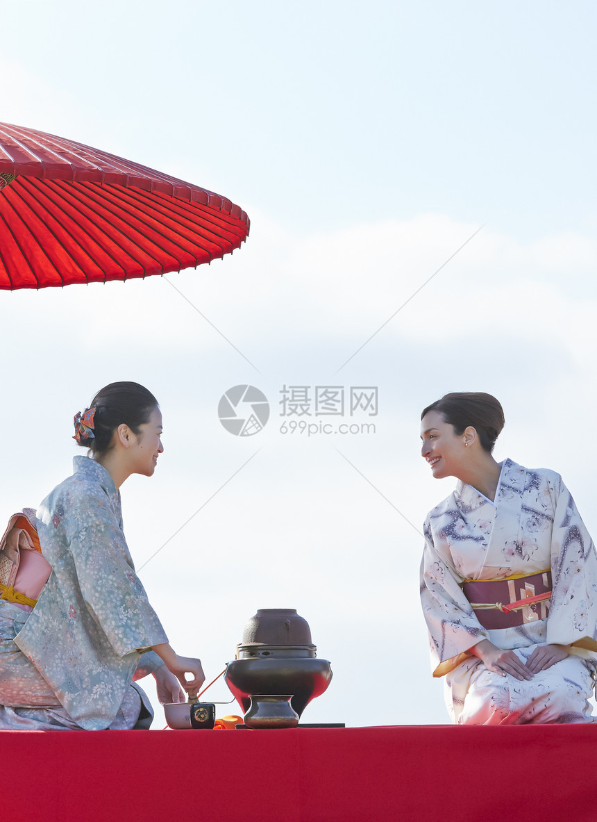 穿着和服爱好茶具的女人和外国女人图片