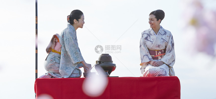 穿着和服爱好茶具的女人和外国女人图片