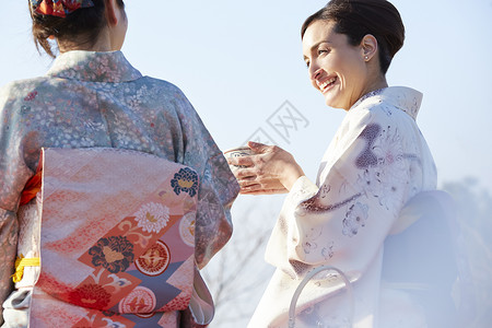 穿着和服爱好茶具的女人和外国女人图片