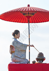 双色长柄雨伞户外好客喜欢茶道的女人背景