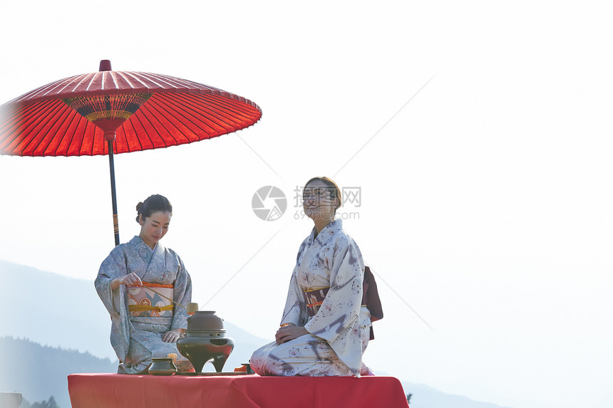 户外好客喜欢茶道的女人和外国女人图片