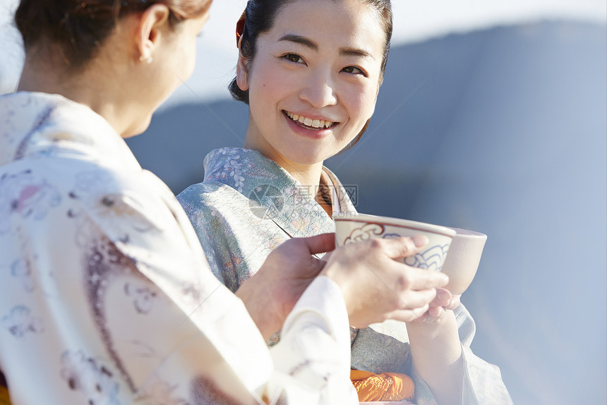 户外好客喜欢茶道的女人图片