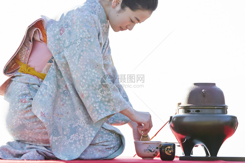 户外好客喜欢茶道的女人图片